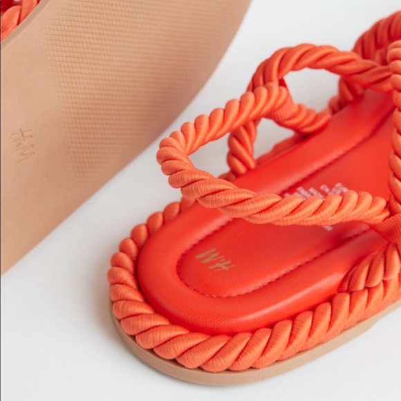 🔥3/$18🔥 EUC H&M Sandals - Picture 3 of 5